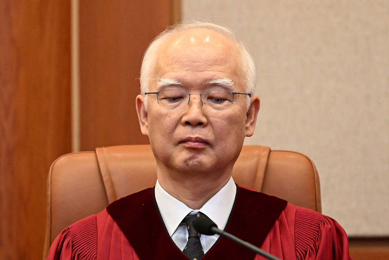 정형식 재판관이 4일 오전 서울 종로구 헌법재판소 대심판정에서 열린 윤석열 대통령 탄핵심판에 참석해 있다. [사진공동취재단]