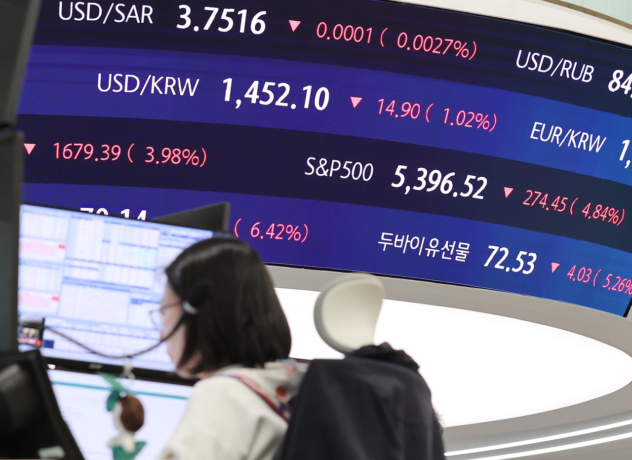 지난 4일 서울 중구 하나은행 본점 딜링룸에 S&P500지수가 표시되고 있다. [연합]