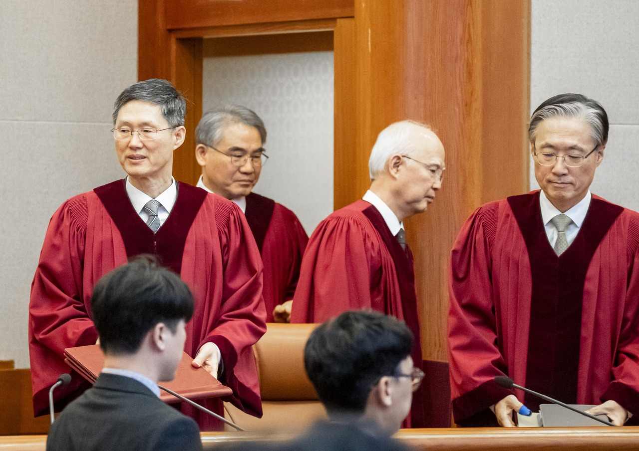 4일 서울 종로구 헌법재판소 대심판정에서 열린 윤석열 대통령의 탄핵심판 선고에 문형배 헌법재판소장 권한대행을 비롯한 헌법재판관들이 입장하고 있다. [연합]