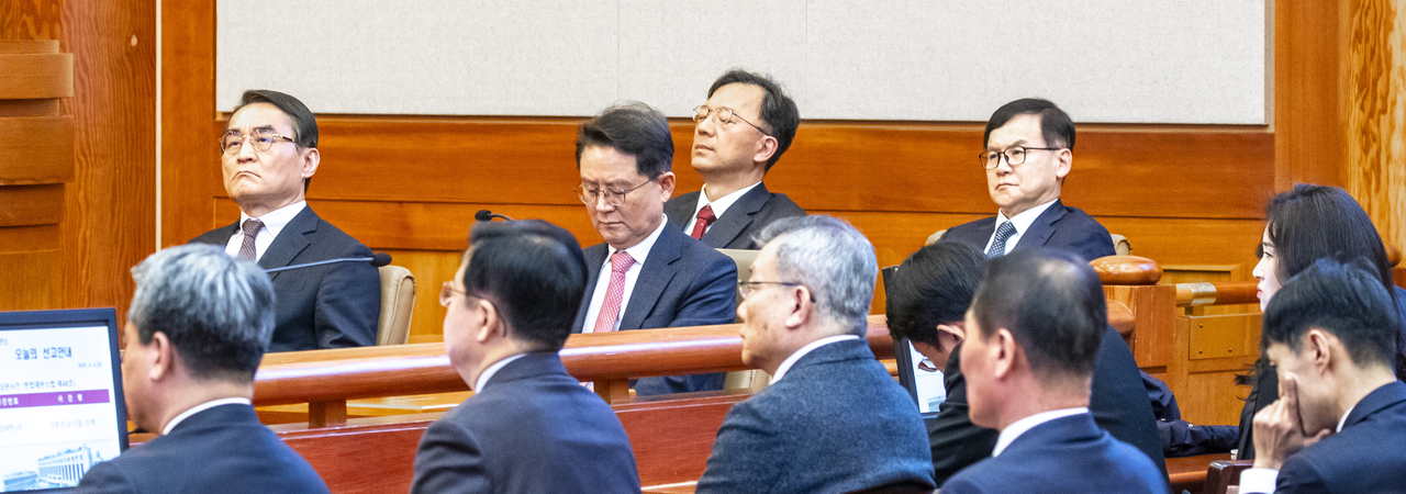 4일 서울 종로구 헌법재판소 대심판정에서 열린 윤석열 대통령의 탄핵심판 선고에 윤 대통령 측 대리인단 윤갑근 변호사 등이 착석해 있다.  [사진공동취재단] <연합>