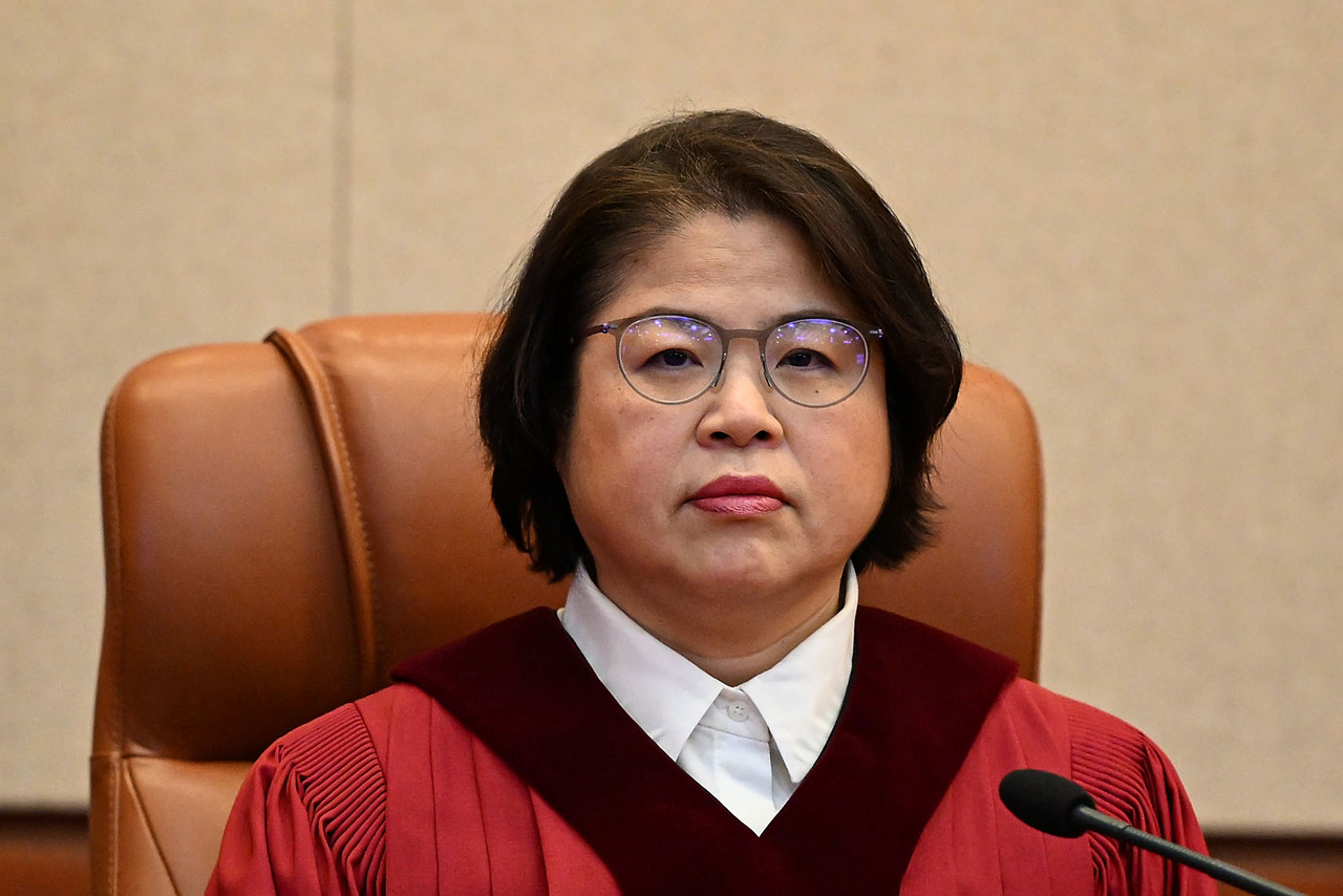 김복형 헌법재판관이 4일 서울 종로구 헌법재판소 대심판정에서 열린 윤석열 대통령 탄핵심판 선고에 입장해 있다. [연합]