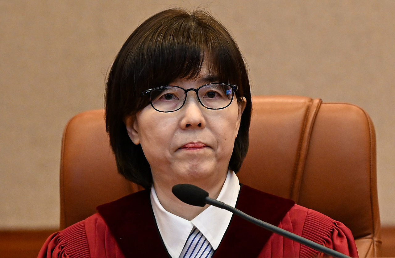 이미선 헌법재판관이 4일 서울 종로구 헌법재판소 대심판정에서 열린 윤석열 대통령 탄핵심판 선고에 입장해 있다. [연합]