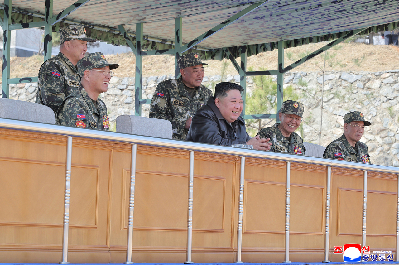김정은 북한 국무위원장이 지난 4일 특수작전부대 훈련기지를 방문하고 종합훈련을 지도했다고 조선중앙통신이 5일 보도했다. <연합>