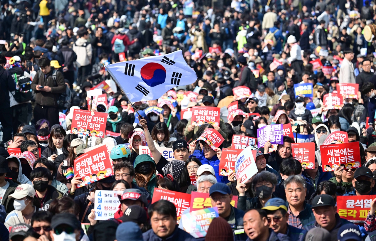 대한민국 운명을 가를 윤석열 대통령의 탄핵심판 사건의 선고기일인 4일 오전 서울 종로구 안국역에 윤 대통령 파면을 찬성하는 시민들이 피켓을 들고 구호를 외치고 있다. 이날 선고는 작년 12월 14일 윤 대통령이 탄핵소추된 때로부터 111일 만, 2월 25일 변론을 종결하고 재판관 평의에 돌입한 때로부터는 38일 만이다. 헌재가 국회의 탄핵소추를 인용할 경우 윤 대통령은 파면되고, 기각·각하하면 직무에 복귀한다. 파면 결정에는 헌법재판관 8명 중 6인의 찬성이 필요하다. 이상섭 기자
