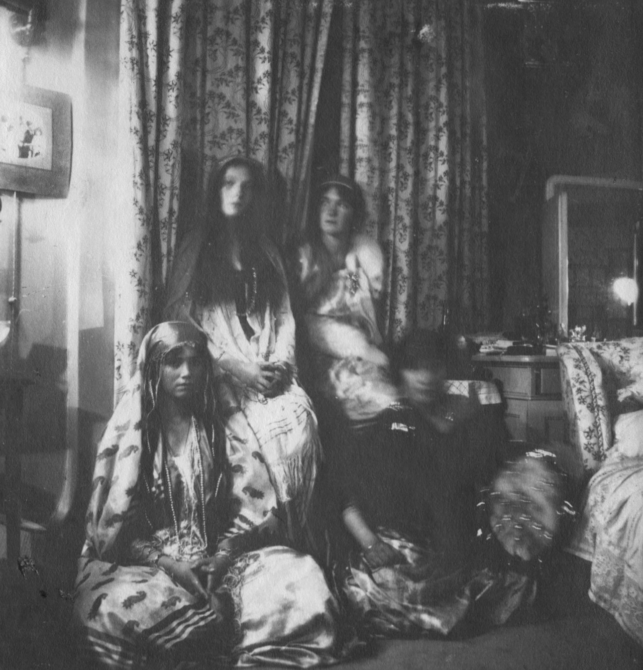 궁 침실에서의 마리야, 타티야나, 올가, 아나스타샤 [Romanov Family]