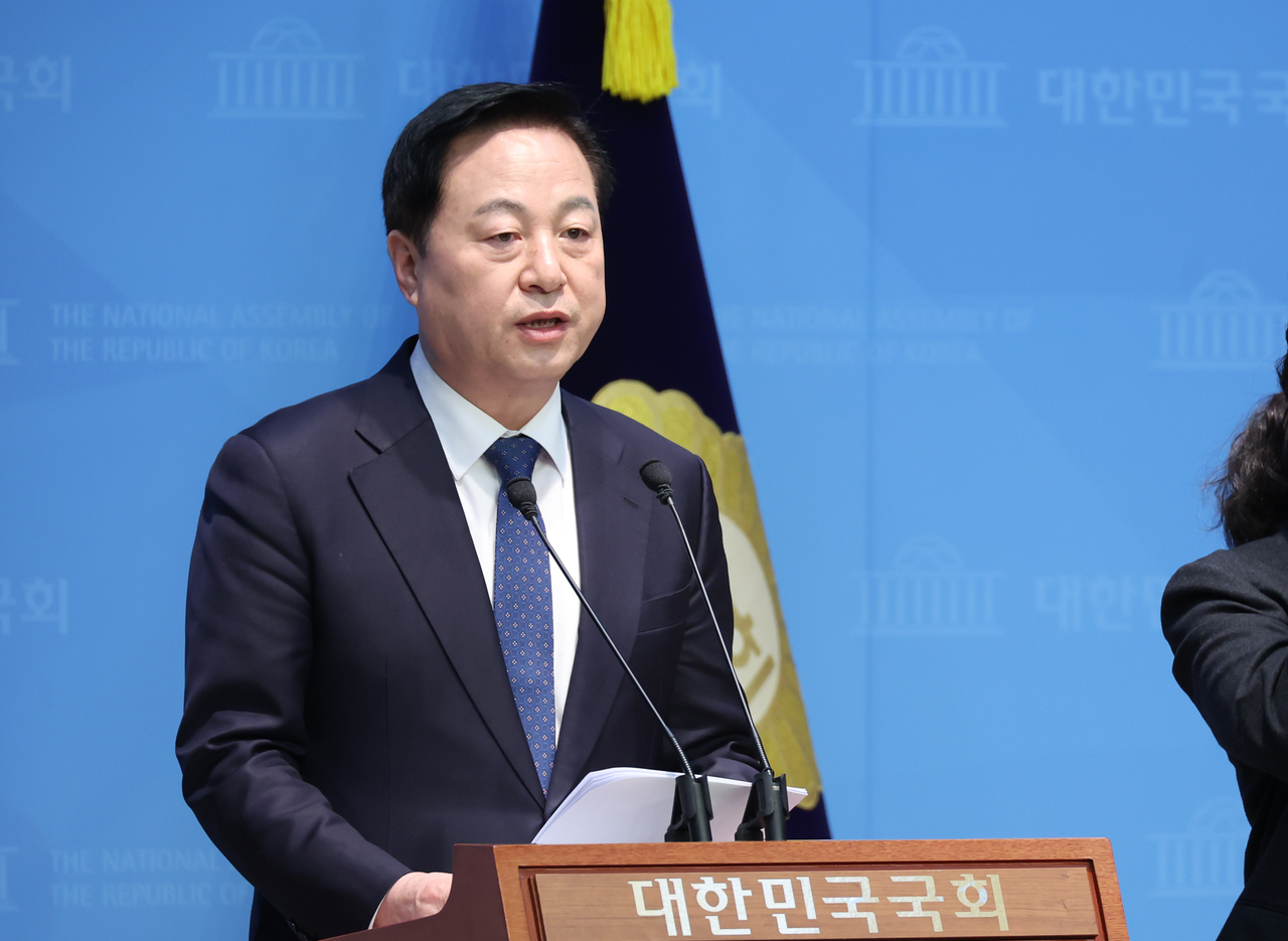 김두관 전 의원이 기자회견을 하고 있다. [뉴시스]