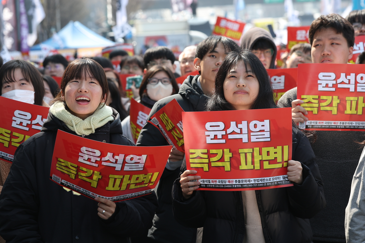 Protesters call for the Constitutional Court to uphold Yoon Suk Yeol's impeachment at a rally in Hannam-dong, Yongsan-gu, central Seoul, on Friday. (Yonhap)
