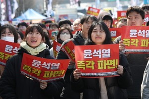 Impeachment ruling week ends with chaos-free protests