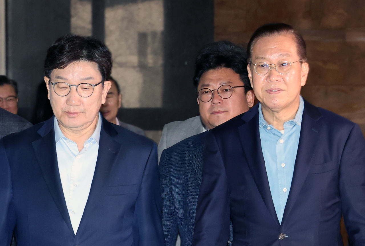 국민의힘 권영세 비상대책위원장과 권성동 원내대표가 6일 서울 여의도 국회에서 열린 의원총회에 참석하고 있다. [연합]