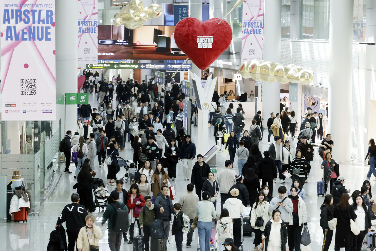 Travelers pass through Incheon Airport on Feb. 24. (Newsis)