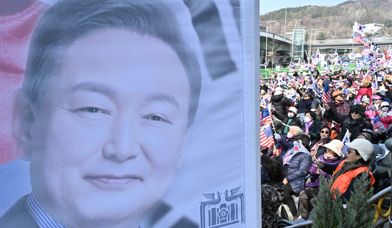 This picture shows former President Yoon Suk Yeol's face on a large banner at a pro-Yoon rally on Friday. Im Se-jun for The Korea Herald