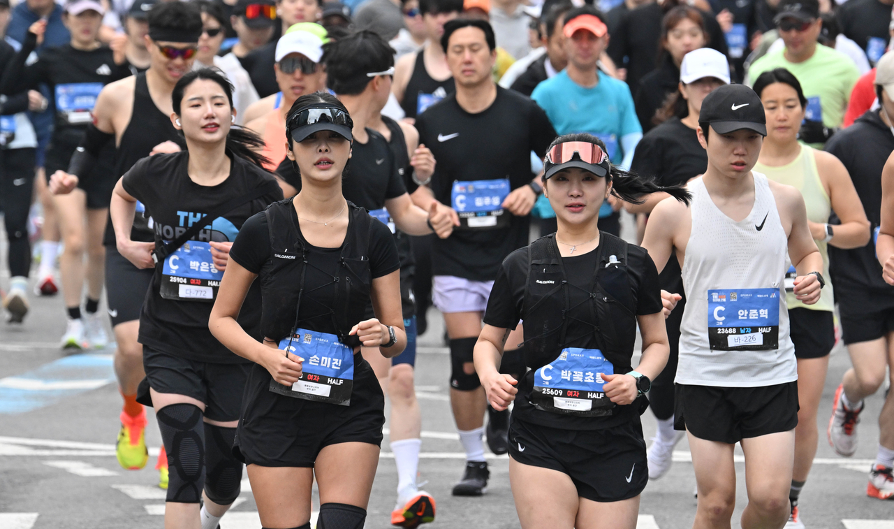6일 오전 서울 종로구 광화문광장에서 열린 ‘2025 더 레이스 서울 21K’ 마라톤 대회에서 참가자들이 힘차게 출발하고 있다. ‘2025 더 레이스 서울 21K’는 광화문광장에서 출발해 도심을 달리는 하프마라톤 대회다. 이번 대회는 스포맥스코리아와 헤럴드경제가 공동주최하며, 1만 5000여 명의 러너들이 도심 속에서 서울의 역사와 현대가 어우러진 풍경을 만끽하며 달릴 수 있도록 마련됐다. 임세준 기자