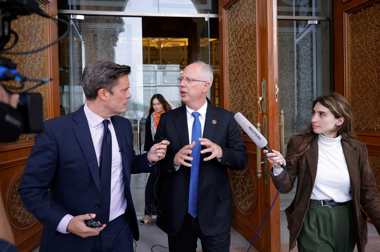 The head of Russia's sovereign wealth fund Kirill Dmitriev speaks to members of the media as he leaves a hotel, after the US-Russia talks in Riyadh, Saudi Arabia, February 18. (Reuters-Yonhap)