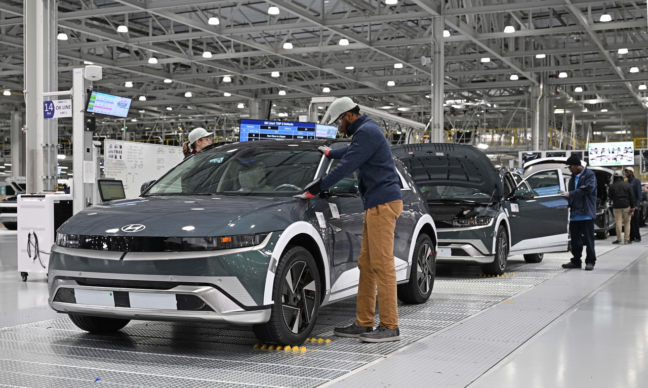 Employees work on Ioniq 5s at Hyundai Motor Group Metaplant America in Ellabell, Georgia. (Hyundai Motor Group)