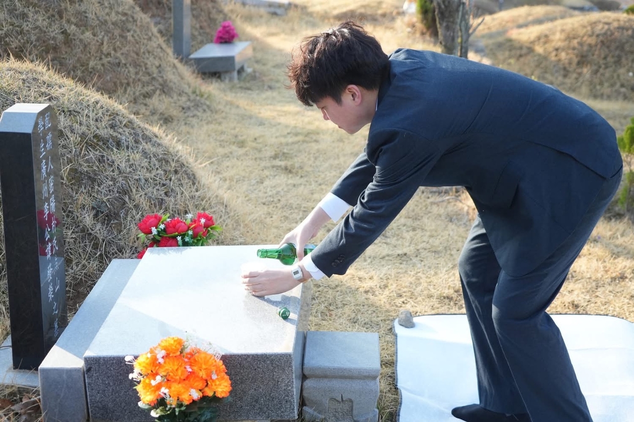6일 경북 칠곡군 청구공원묘지의 조부모님 산소를 찾은 이준석 개혁신당 의원.