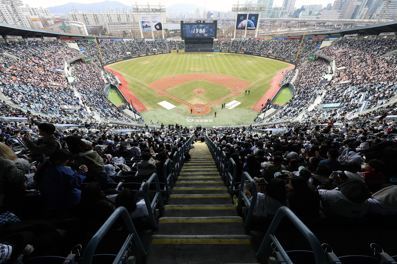 Fans watch a Korea Baseball Organization regular-season game between the Samsung Lions and the Doosan Bears at Jamsil Baseball Stadium in Seoul on March 30. (Yonhap)