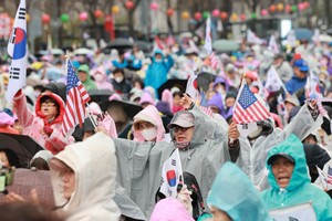 Pro-Yoon protests shrink substantially after impeachment verdict