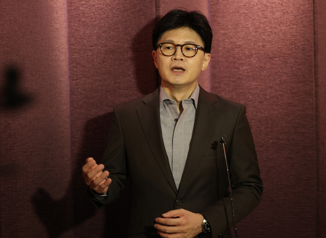 국민의힘 한동훈 전 대표가 24일 서울 중구 웨스틴조선호텔에서 열린 산학연포럼 강연에 앞서 취재진의 질문에 답하고 있다.[연합]
