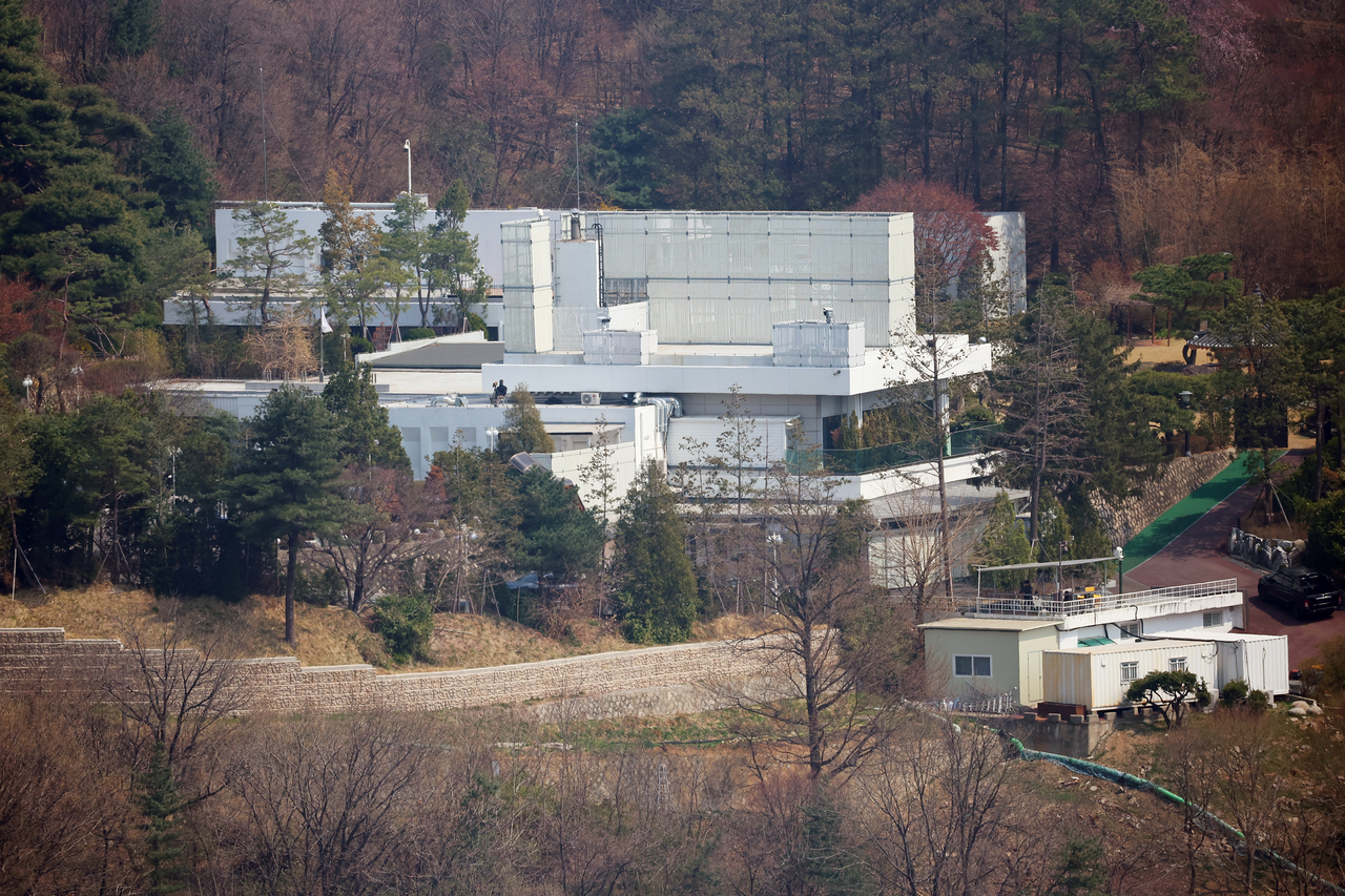 헌법재판소가 윤석열 대통령 파면을 선고한 4일 서울 용산구 한남동 관저에 적막감이 흐르고 있다. [연합]