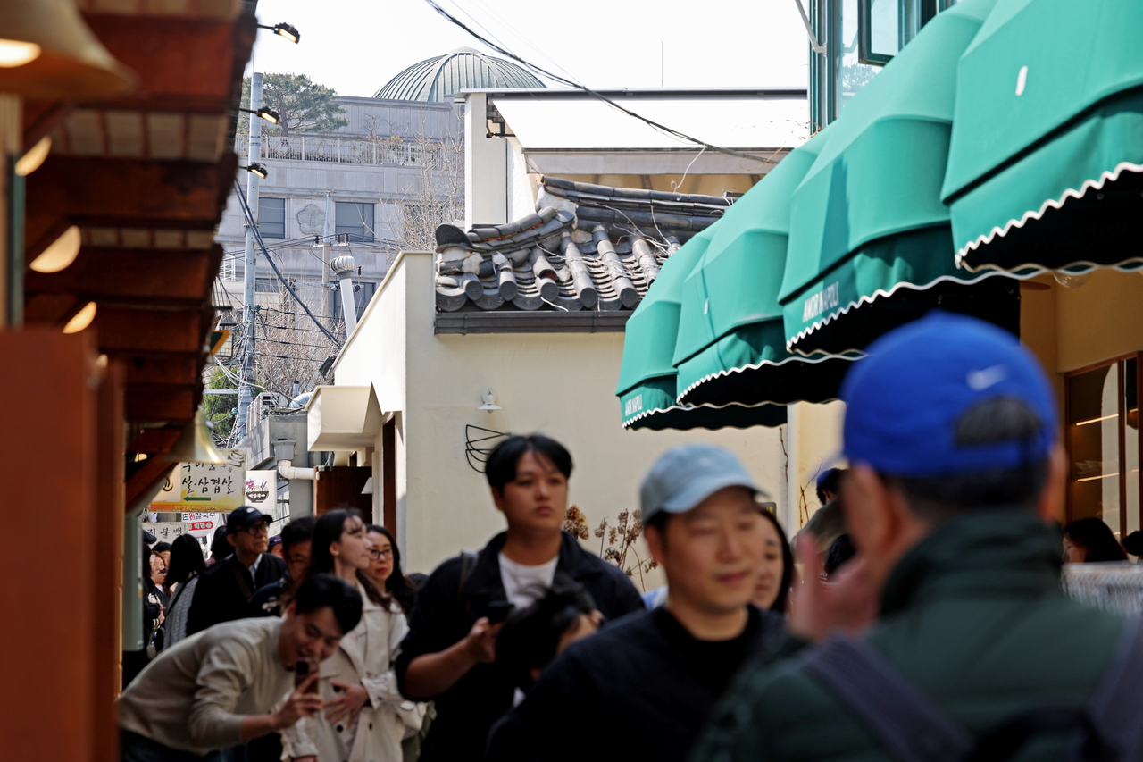 People stroll through the streets of Anguk-dong, near the Constitutional Court in Jongno-gu, Seoul, on Sunday. (Yonhap)