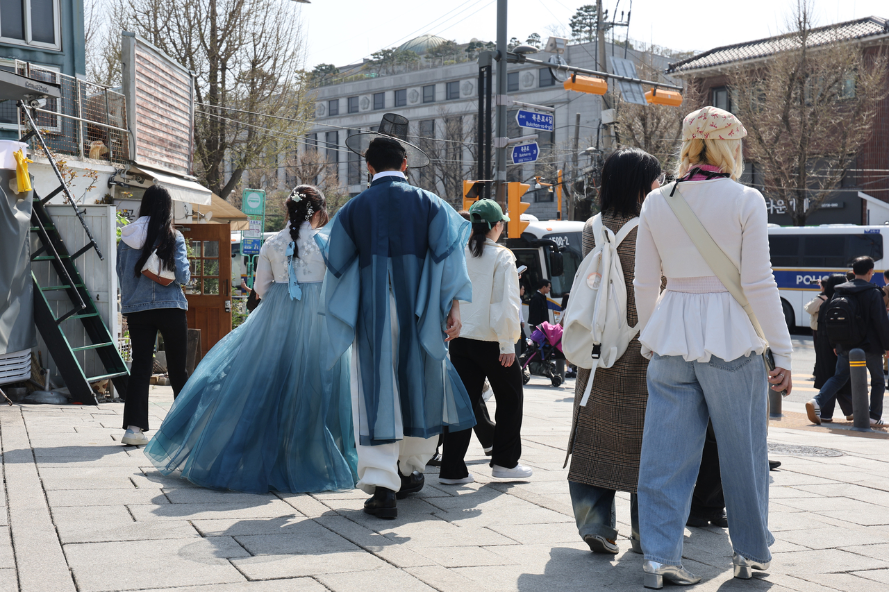 People visit the area near the Constitutional Court in Jongno-gu, Seoul, on Sunday, three days after the court's ruling upholding Yoon Suk Yeol's impeachment. (Yonhap)