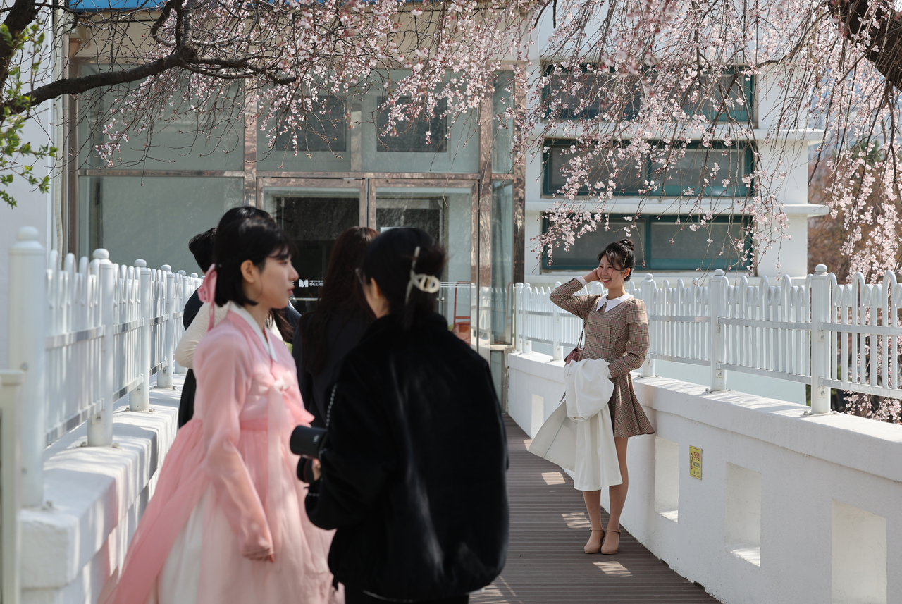 People take photos outside Jeongdok Public Library near the Constitutional Court in Jongno-gu, Seoul, on Sunday. (Yonhap)