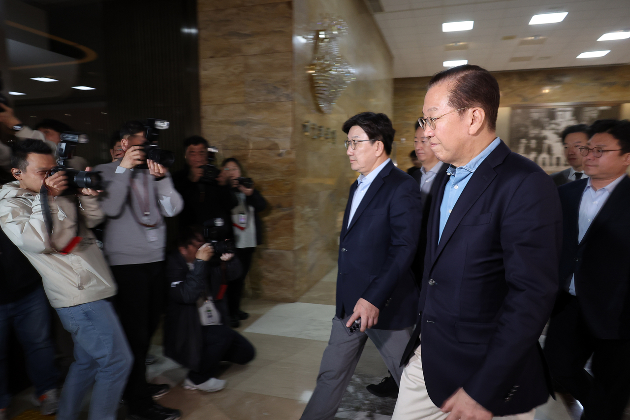 국민의힘 권영세 비상대책위원장과 권성동 원내대표가 6일 서울 여의도 국회에서 열린 의원총회에 참석하고 있다. [연합]