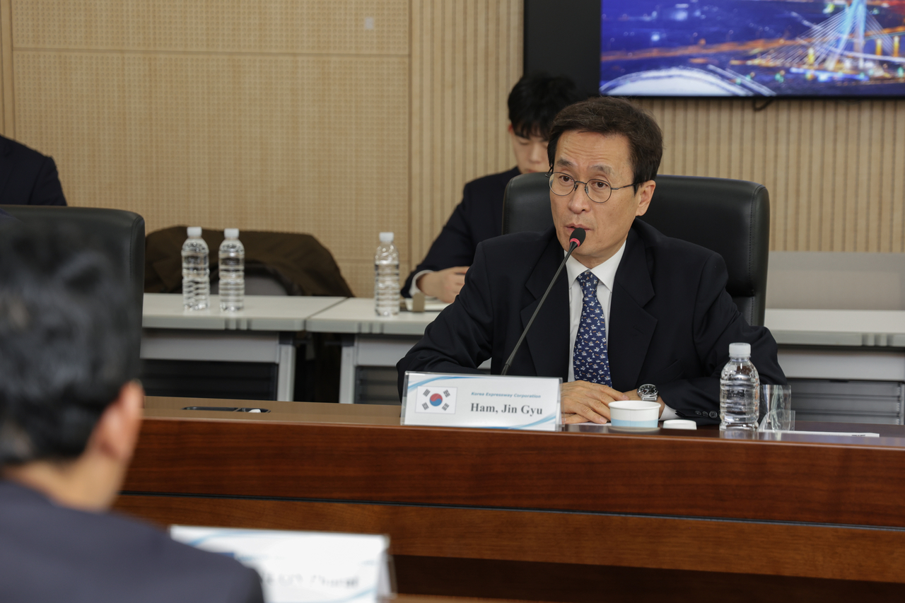 함진규(오른쪽) 한국도로공사 사장[한국도로공사 제공]