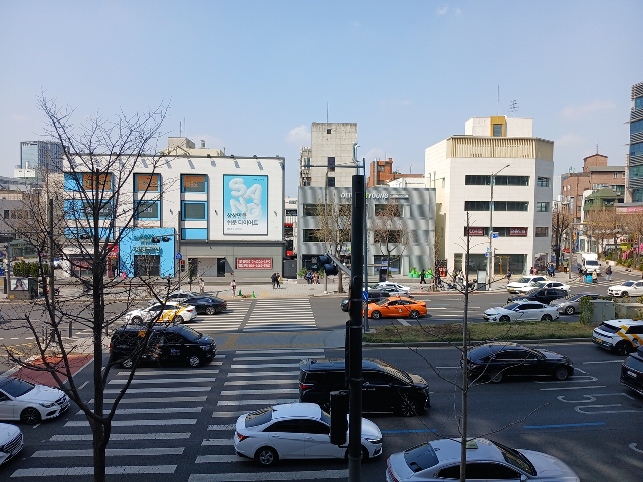 서울 강남구 강남대로변 모습. 건물이 통으로 비어있다.  김희량 기자