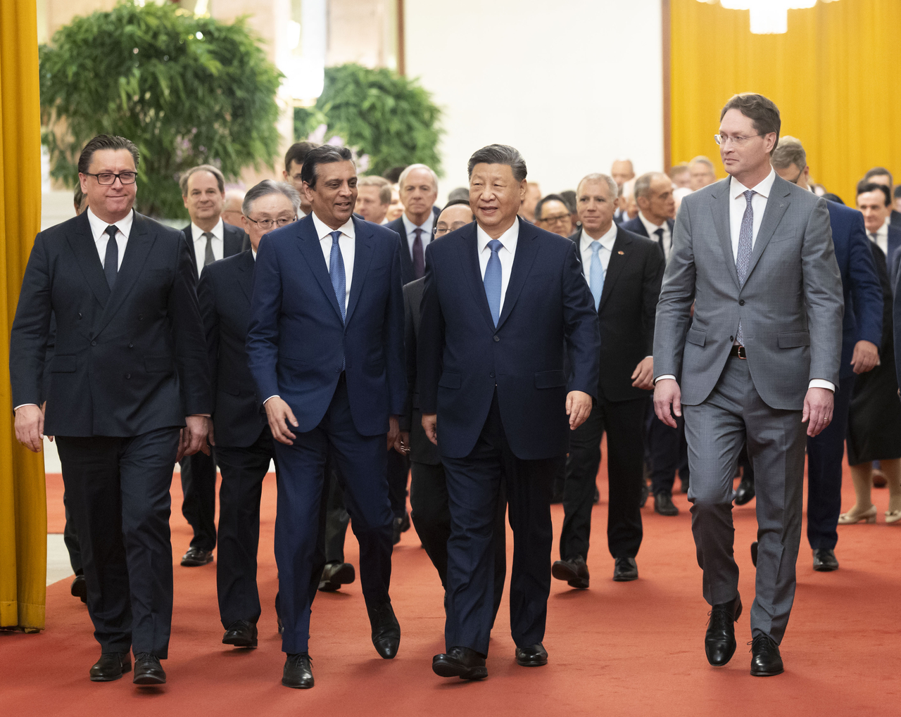 Chinese President Xi Jinping meets with representatives of the international business community at the Great Hall of the People in Beijing, capital of China, on March 28. (Xinhua)