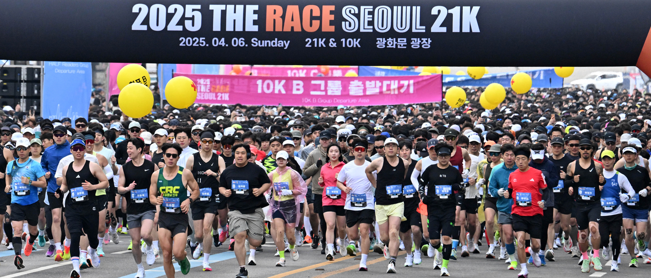 지난 6일 오전 열린 ‘2025 더 레이스 서울 21K’ 마라톤 대회 참가자들이 광화문광장에서 힘차게 출발하고 있다.  임세준 기자