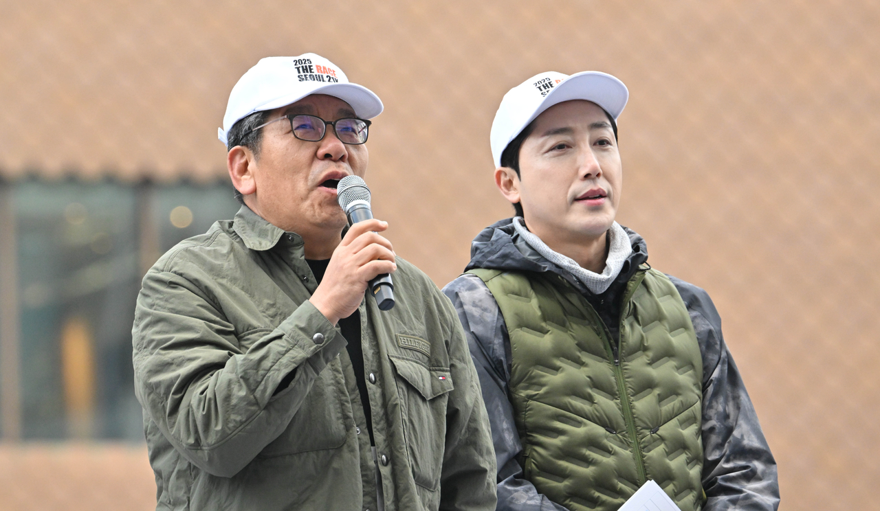 최진영(왼쪽) 헤럴드미디어그룹 대표가 지난 6일 오전 ‘2025 더 레이스 서울 21K’ 마라톤 대회 출발 지점인 광화문광장에서 인사말을 하고 있다.  임세준 기자