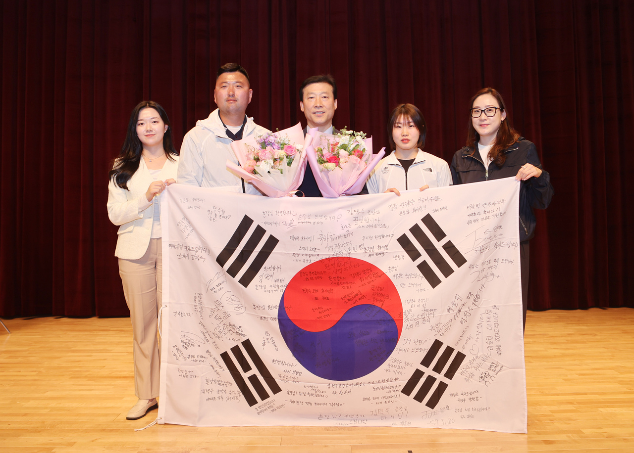 김택수(가운데) 국가대표선수촌장이 7일 취임식에서 대형 태극기를 들고 기념촬영을 하고 있다.    [대한체육회 제공]