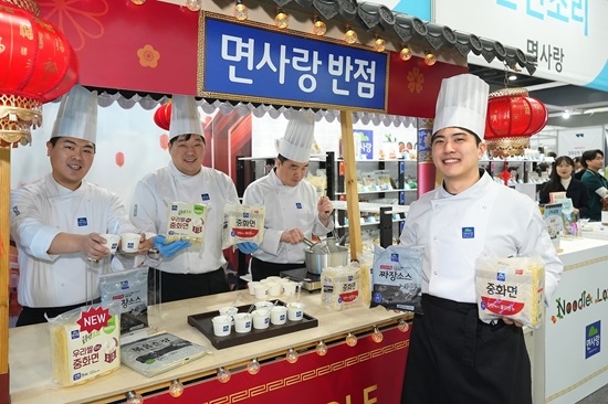 면사랑이 ‘2025 삼성웰스토리 F&B 비즈 페스타’에 설치한 중화반점 테마 부스에서 여름철 중식메뉴를 선보이고 있다. [면사랑 제공]
