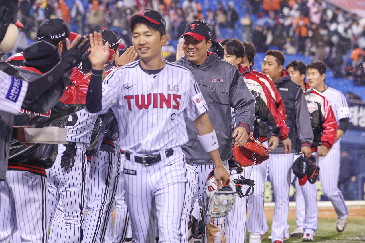 LG Twins captain Park Hae-min leads the high-five line after his team defeated the Hanwha Eagles 2-1 in their Korea Baseball Organization regular-season game at Jamsil Baseball Stadium in Seoul in this file photo from Mar. 27. (Yonhap)