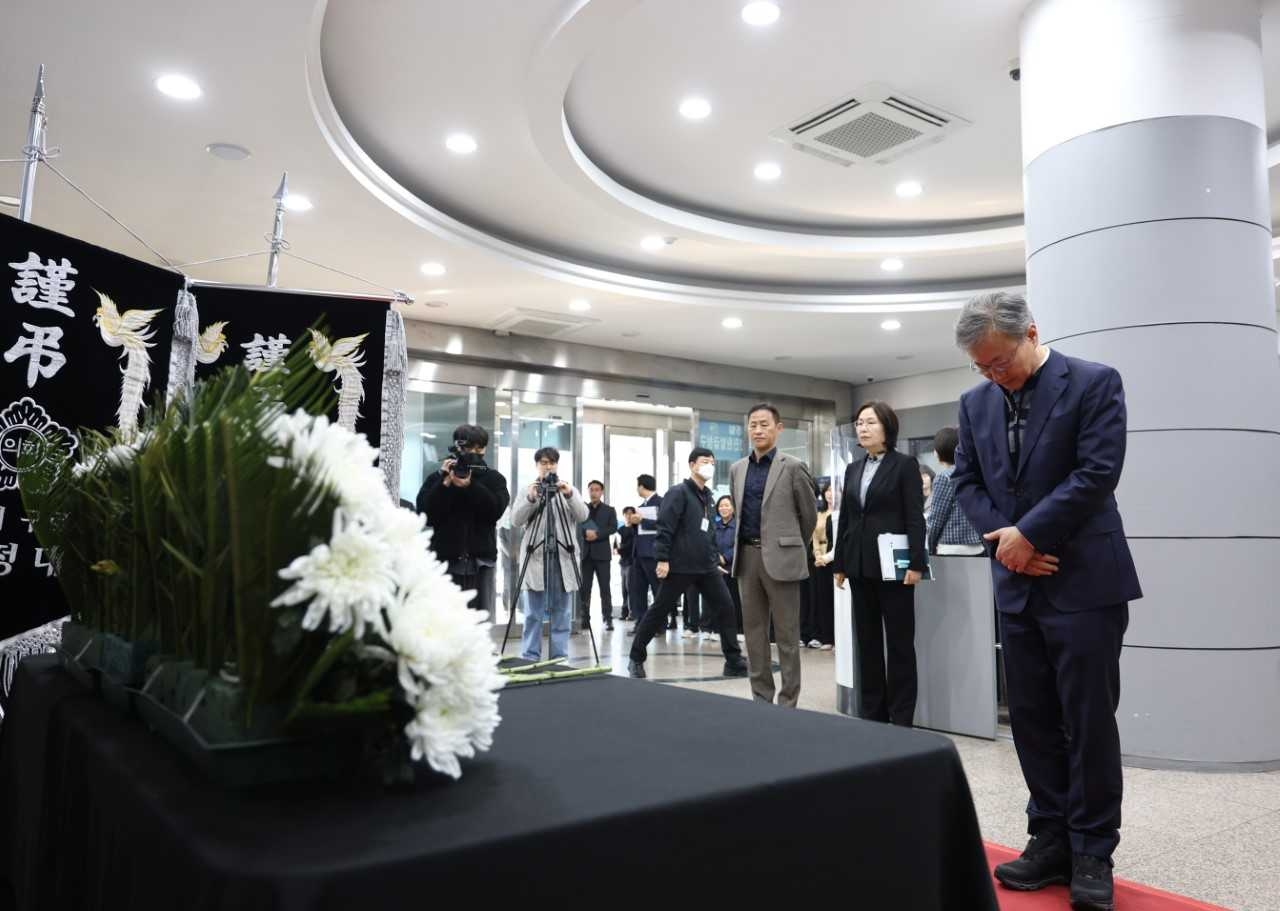 지난 3일 장인홍 구로구청장(오른쪽 첫 번째)이 구청에 설치된 산불 희생자 합동분향소에서 헌화 후 묵념하고 있다. [구로구 제공]