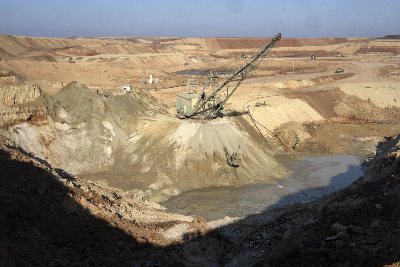 An ilmenite open pit mine operates in a canyon in the central region of Kirovohrad, Ukraine, Feb. 12.   AP-Yonhap