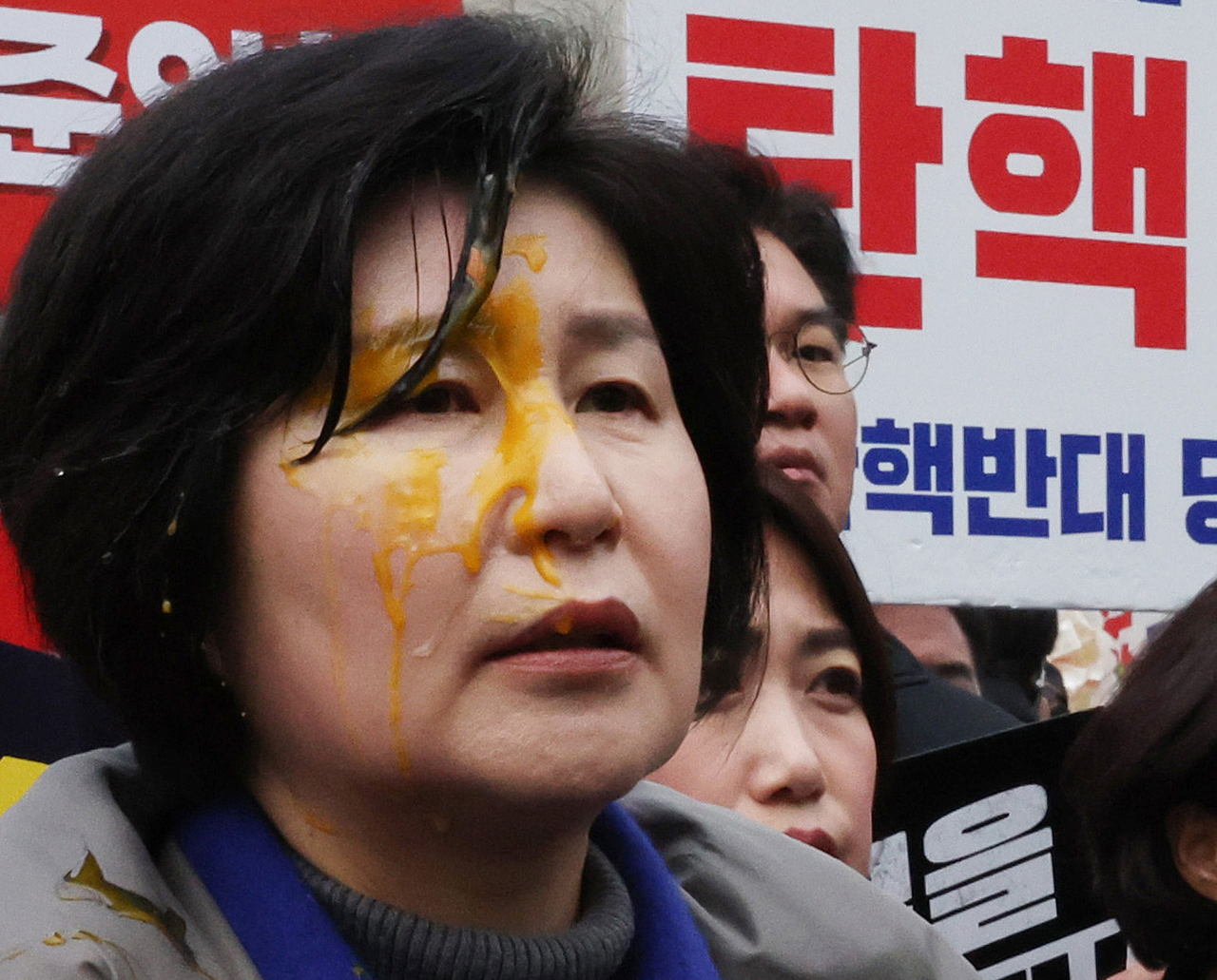 백혜련 더불어민주당 의원이 계란을 맞은 채 발언하고 있다. [연합뉴스]