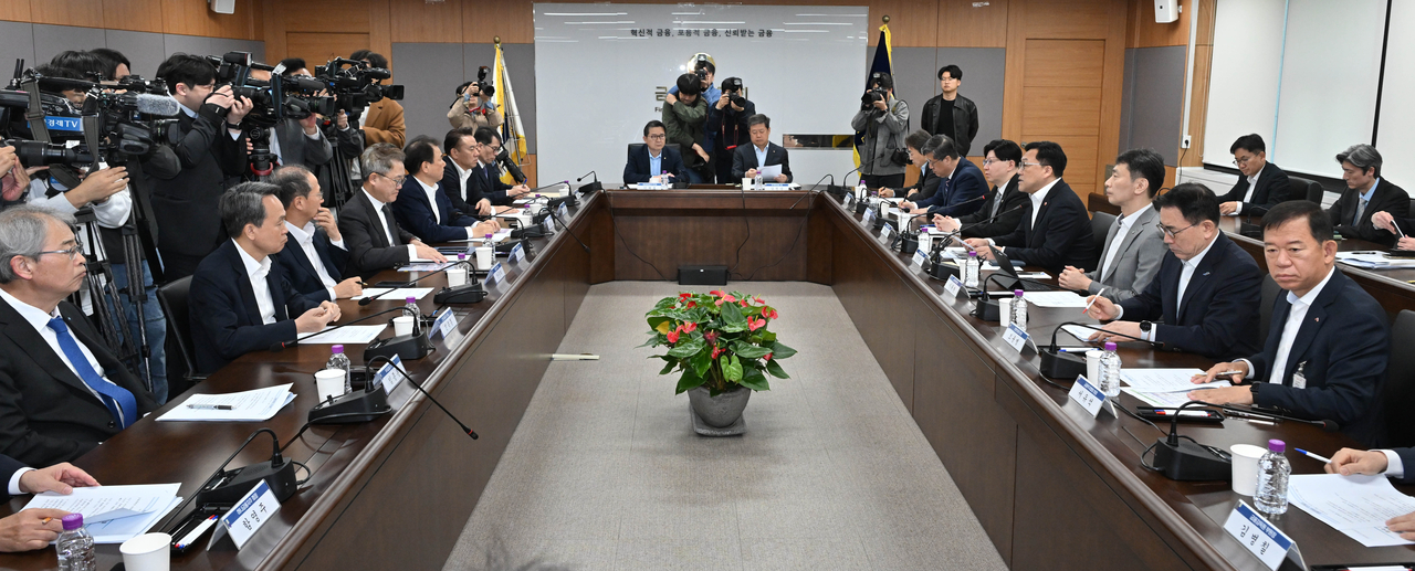 김병환(오른쪽 네 번째) 금융위원장이 7일 오전 서울 종로구 정부서울청사에서 열린 금융상황 점검회의에 참석해 모두발언을 하고 있다.  임세준 기자