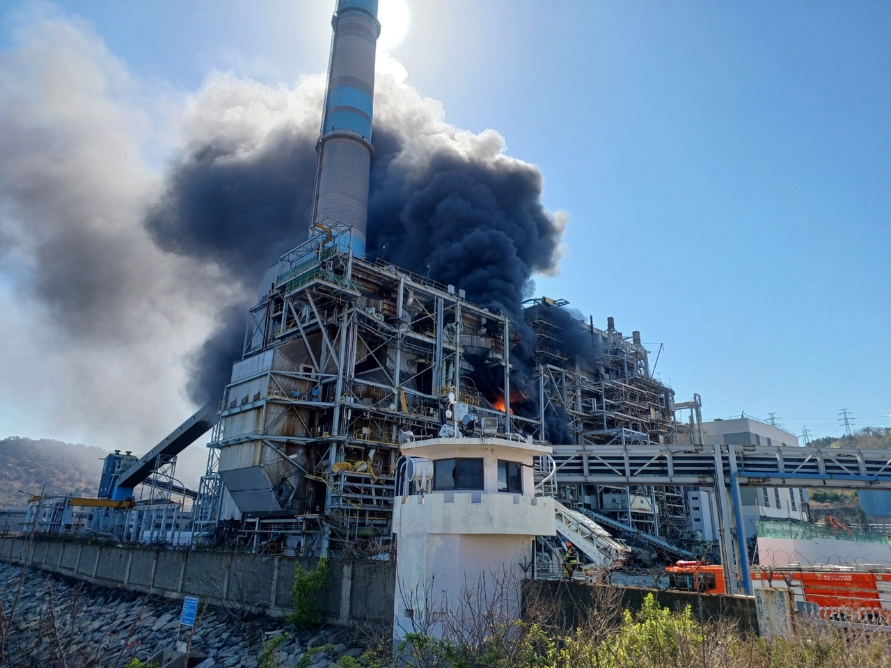 A thermal power plant on fire in the southern coastal city of Yeosu on Monday (National Fire Agency)