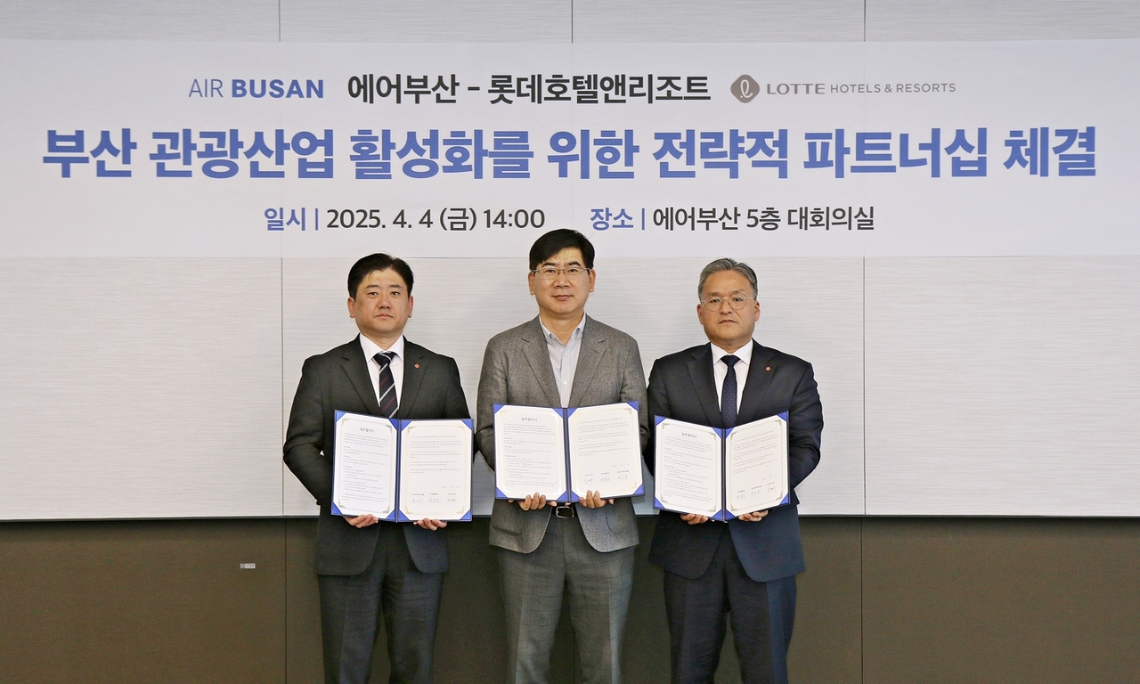 지난 4일 부산 강서구 에어부산 사옥에서 열린 업무협약식에서 권정근(오른쪽부터) 롯데호텔앤리조트 마케팅 본부장, 송명익 에어부산 영업본부장, 최승훈 롯데호텔 부산 총지배인이 기념 촬영을 하고 있다. [롯데호텔앤리조트 제공]