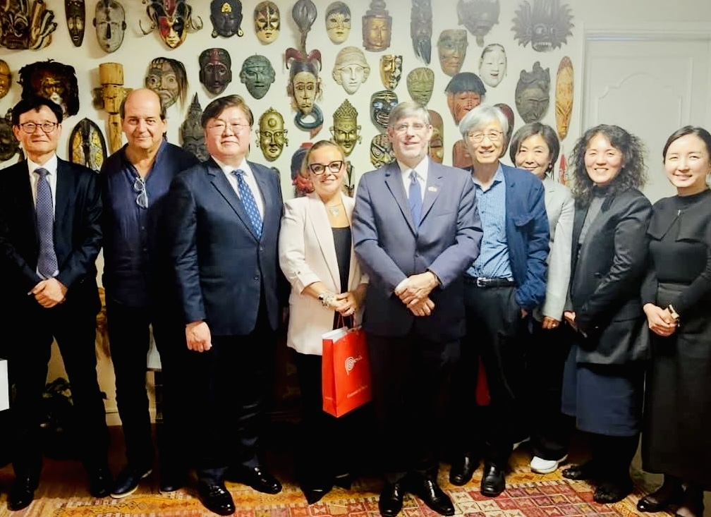 Peruvian Ambassador to Korea Paul Duclos (fifth from left) and Korea Foundation Executive Vice President Lee Jong-kook(third from left) pose for a photo at an exhibition titled "A Sombre Aspect" at the Korea Foundation Gallery in Seoul. (The Peruvian Embassy in Seoul)