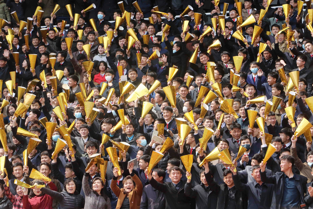 Pyongyang residents cheer during the Pyongyang International Marathon in Pyongyang, North Korea on Sunday. (AP-Yonhap)