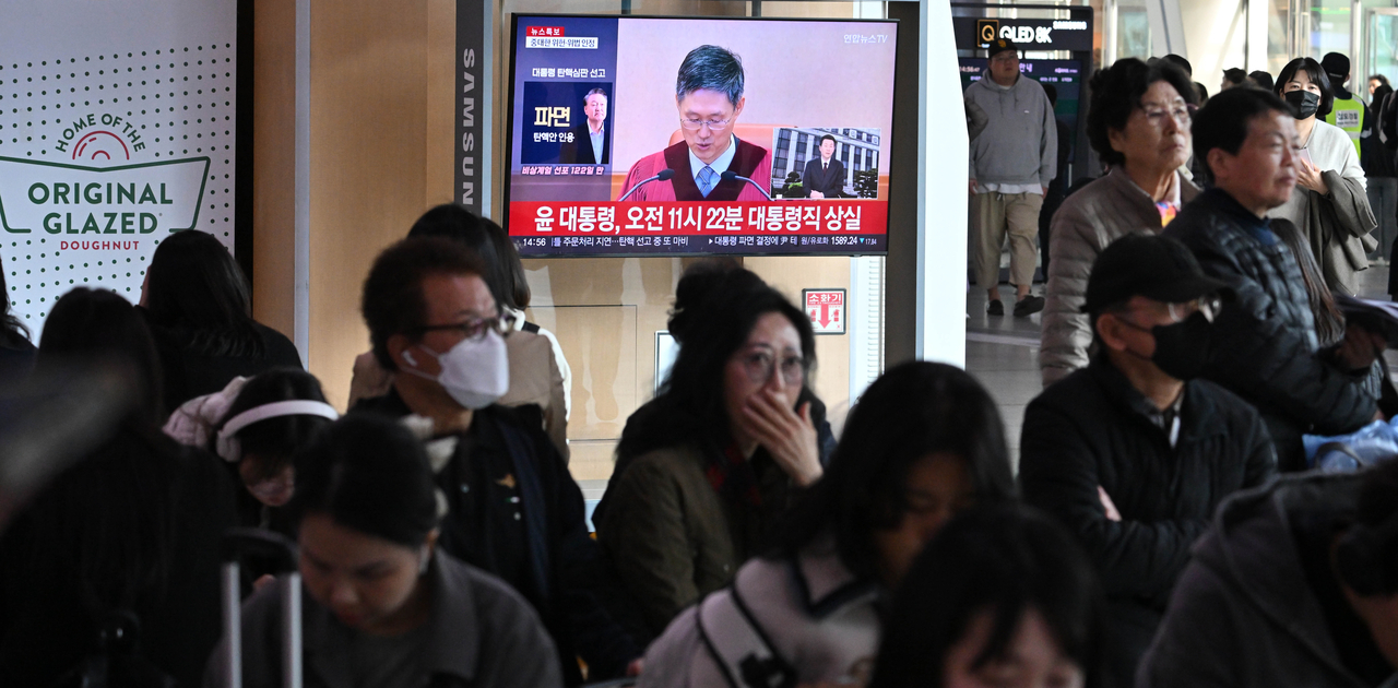 헌법재판소가 윤석열 대통령을 4일 파면했다. 헌재는 국회의 탄핵소추 사유 5개를 모두 인정 하며 재판관 전원일치 의견으로 인용했다. 파면의 효력은 즉시 발생해 이를 기점으로 윤 대통령은 직위를 잃었다. 이날 오후 서울 용산구 서울역 대합실에 윤 대통령 선고 관련 뉴스가 송출되고 있다. 임세준 기자