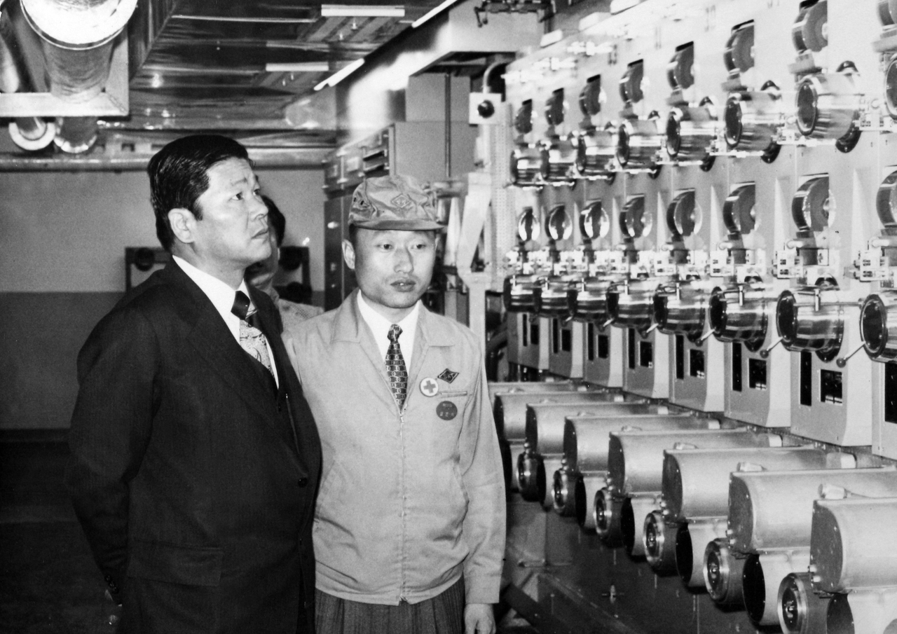 1969년 선경직물 폴리에스터원사 수원공장을 찾은 최종건 창업회장. [SK 제공]