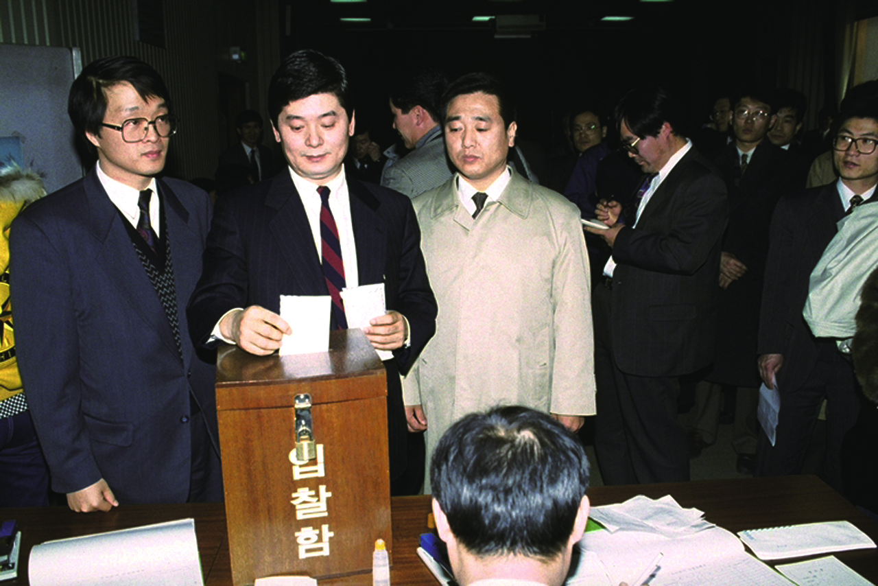 1994년 공개입찰을 통해 한국이동통신 인수에 참여하는 모습.  [SK 제공]