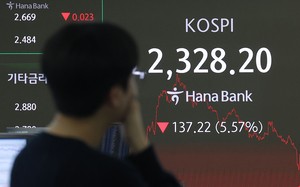 Seoul shares nosedive over 5.5 pct on panic selling sparked by Trump tariffs