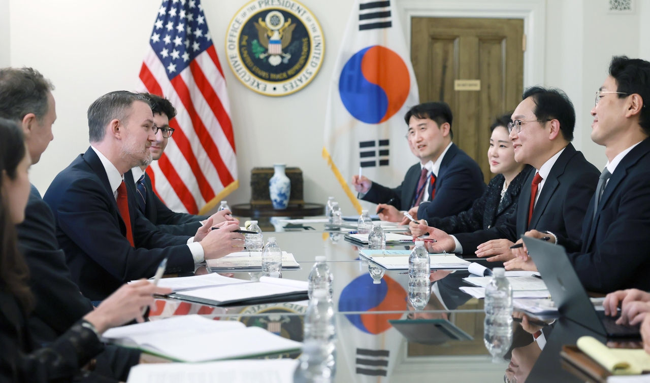 정인교 산업통상자원부 통상교섭본부장이 지난달 14일(현지시간) 미국 워싱턴 D.C. 미국 무역대표부 회의실에서 제이미슨 그리어 미국 무역대표부(USTR) 대표와의 면담에서 상호관세 등 양국 간 통상 현안을 논의하고 있다. ［연합］