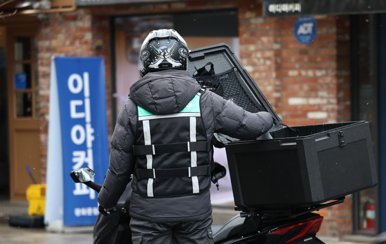 서울 시내에서 대기 중인 배달 기사 모습.［연합］