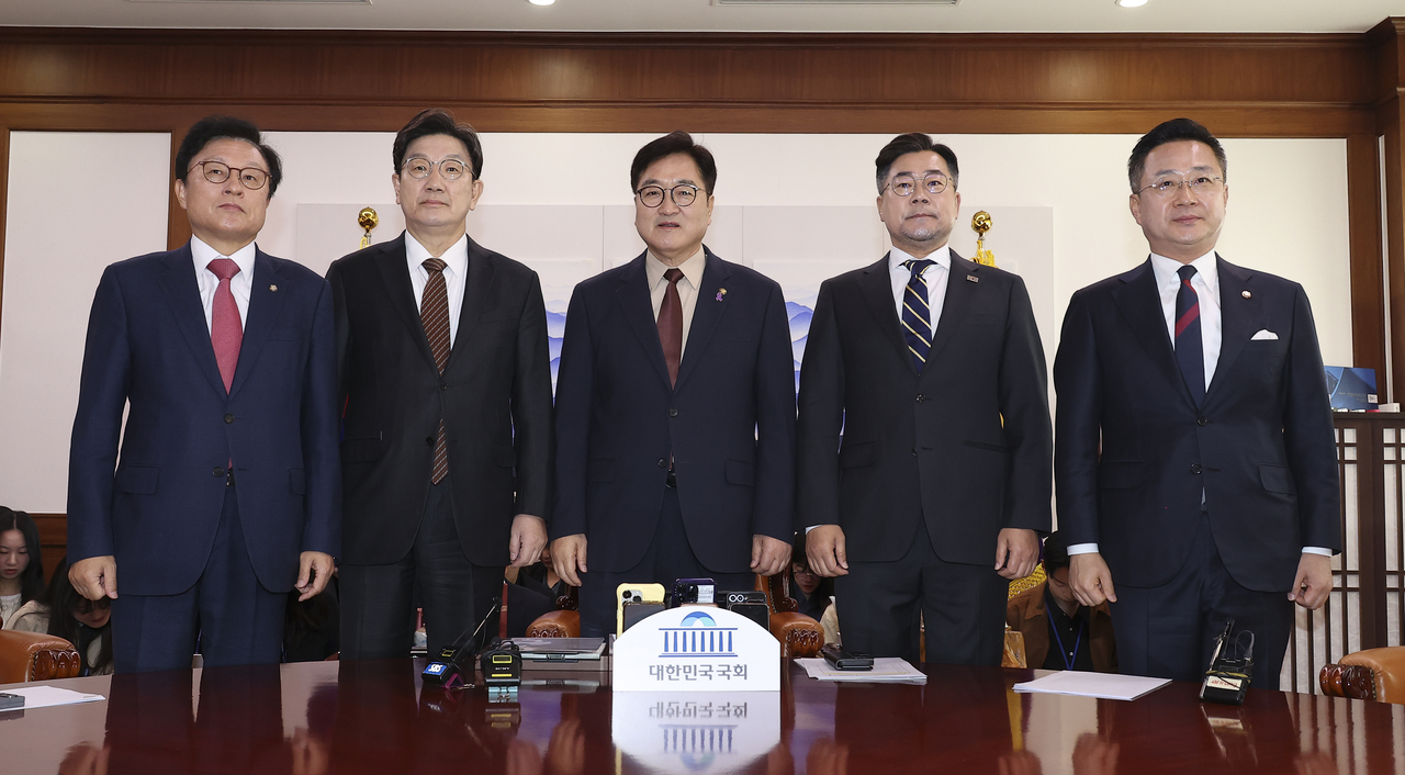 우원식 국회의장(가운데)과 권성동 국민의힘 원내대표, 박찬대 더불어민주당 원내대표 등이 지난달 31일 국회에서 열린 의장 주재 여야 원내대표 회동에서 기념 촬영을 하고 있다. [연합]